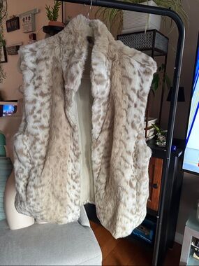 Faux Fur Sleeveless Vest - Cream Leopard Print